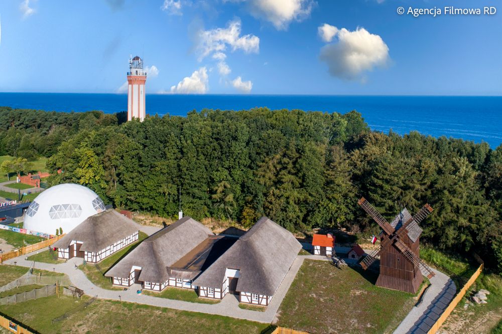 Widok z drona Parku Etnograficznego w okolicy Latarni Morskiej w Niechorzu